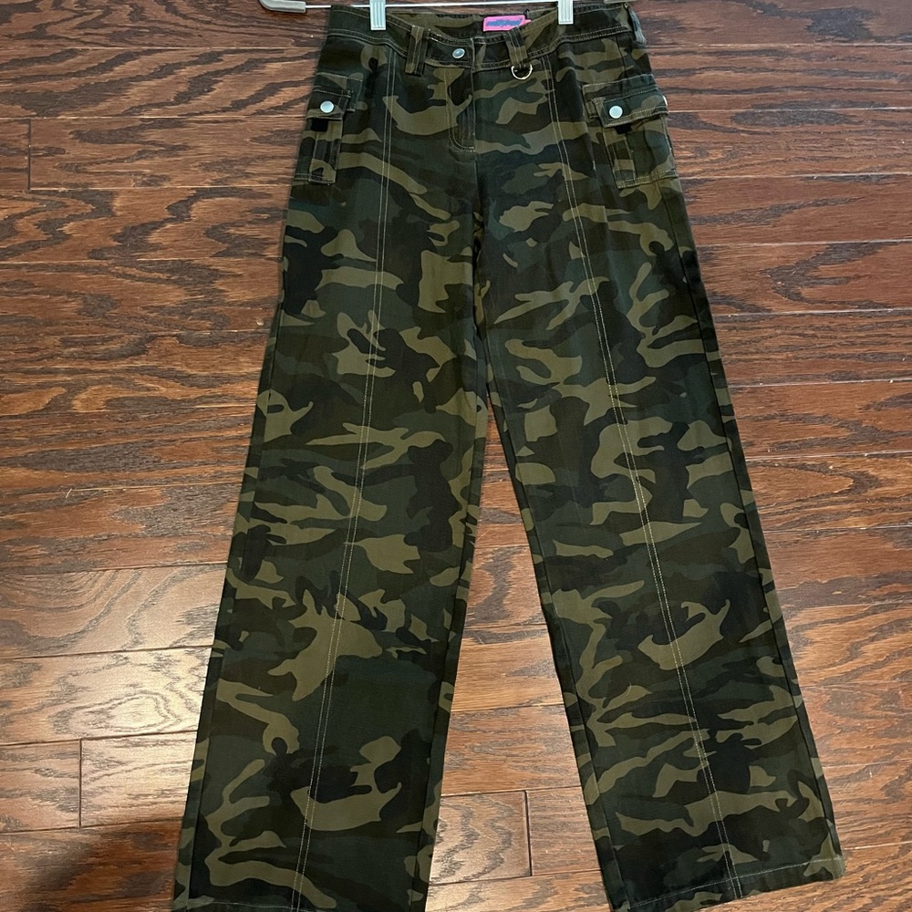 Camo wide-leg cargo pants